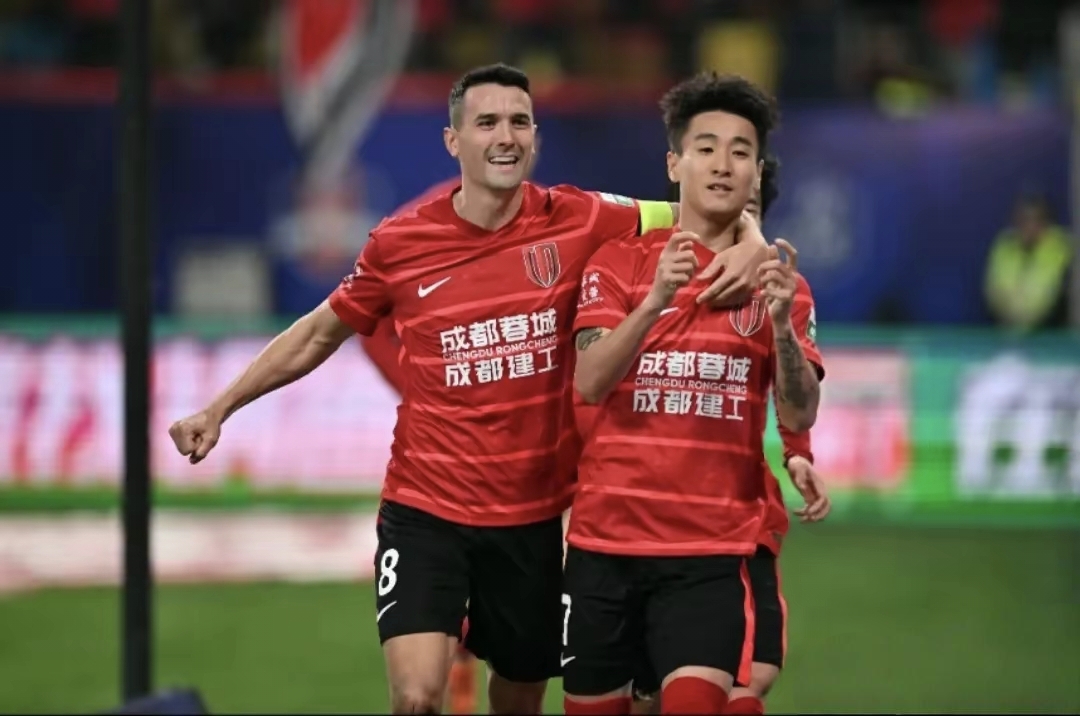 意甲关键时刻走向成谜,上海申花队长鼓劲,话题不断,临场指挥获称赞 意甲关键时刻走向成谜,上海申花队长鼓劲,话题不断,临场指挥获称赞